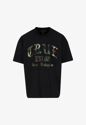 Camiseta de algodón negra con texto bordado multicolor que dice "TRUE EST.02 True Religion" en varios estilos y patrones.