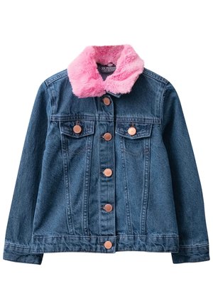 Chaqueta vaquera con diseño entallado, color azul oscuro, cuello de piel sintética rosa y botones de tono cobre. Incluye dos bolsillos en el pecho.