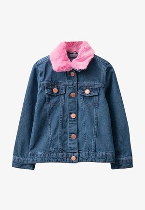 Chaqueta vaquera con diseño entallado, color azul oscuro, cuello de piel sintética rosa y botones de tono cobre. Incluye dos bolsillos en el pecho.