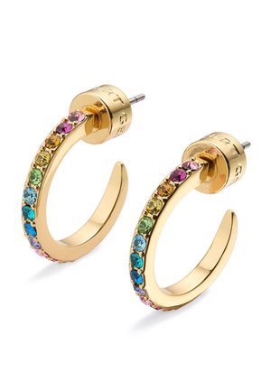 Boucles d'oreilles créoles en or avec des pierres précieuses multicolores serties le long du bord extérieur et un texte gravé à l'arrière des clous.