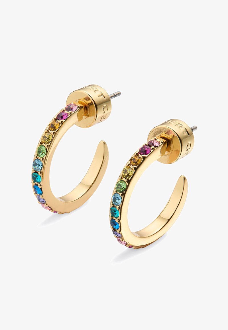 Boucles d'oreilles créoles en or avec des pierres précieuses multicolores serties le long du bord extérieur et un texte gravé à l'arrière des clous.