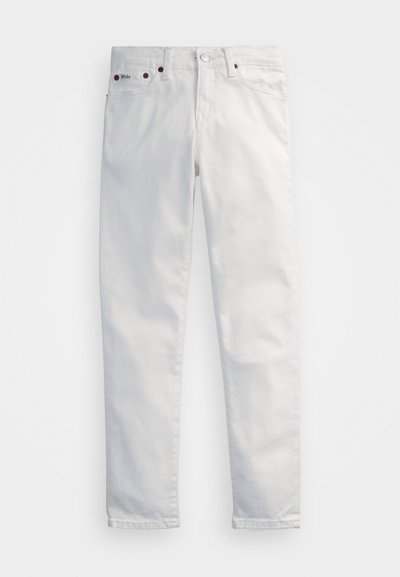 Λευκό τζιν σε κανονική γραμμή από βαμβάκι, με κοπή ευθείας γραμμής, διαθέτοντας καφέ κουμπιά και ετικέτα λογότυπου στη μέση. Γενικά λεία υφή.