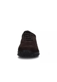 Sneaker in suede marrone con punta rotonda, chiusura con lacci e colletto imbottito. Suola in gomma nera con battistrada testurizzato per una buona aderenza.