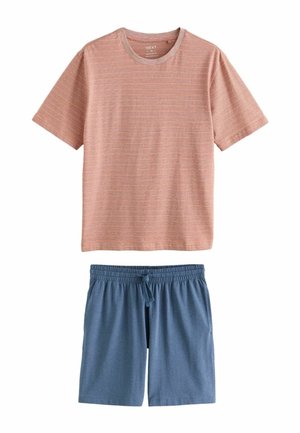 Kurzärmliges, staubrosa gestreiftes T-Shirt kombiniert mit blauen Shorts mit elastischem Bund und Kordelzug, flach auf weißem Hintergrund ausgelegt.