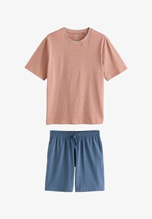 T-shirt à manches courtes rayé rose poudré associé à un short à taille élastique bleue avec cordon de serrage, étalés à plat sur un fond blanc.