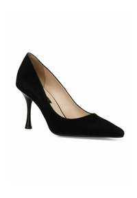 Scarpa nera in suede con tacco alto, punta affusolata e silhouette elegante. Presenta un tacco a stiletto curvo e una fodera interna liscia.