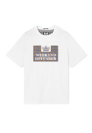 Biała koszulka z krótkim rękawem z niebiesko-brązowym kratkowanym kwadratem na piersi, nad którym znajduje się korona nad białym napisem "WEEKEND OFFENDER".