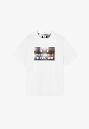 Biała koszulka z krótkim rękawem z niebiesko-brązowym kratkowanym kwadratem na piersi, nad którym znajduje się korona nad białym napisem "WEEKEND OFFENDER".