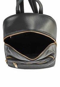 Czarny skórzany plecak z zaokrąglonym dnem, złotymi zamkami błyskawicznymi i pikowanym dolnym sekcją. Wnętrze jest przestronne z jedną dodatkową kieszenią na zamek.