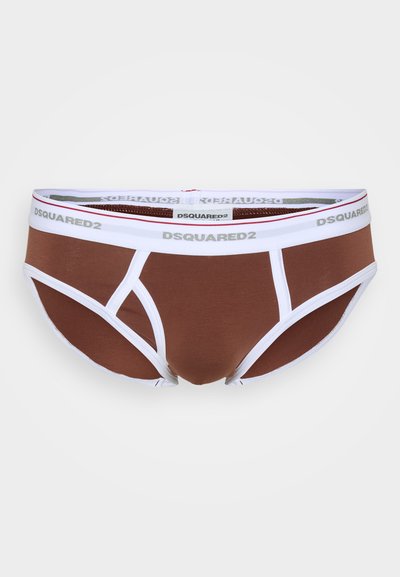 Boxeri scurți bărbați maro cu brâu elastic alb, având logo-ul "DSQUARED2". Materialul este neted, cu un design ajustat și cusături contrastante.