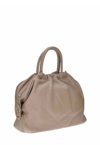 Borsa a mano in pelle beige con design arricciato, doppio manico e tasca con zip. Dettaglio del logo dorato ben visibile sul lato. Finitura morbida al tatto.