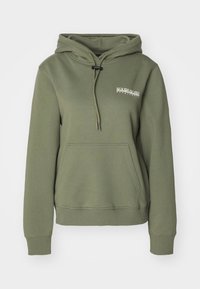 Sweat à capuche vert olive avec poche avant, capuche réglable avec cordon, poignets côtelés et petit logo blanc sur le haut gauche de la poitrine.