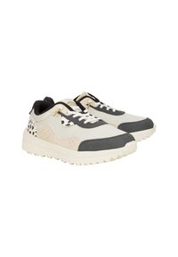 Sneakers con un design multi-materiale caratterizzati da accenti beige, grigi e neri, punta tonda, suola spessa e dettagli decorativi sui lati.