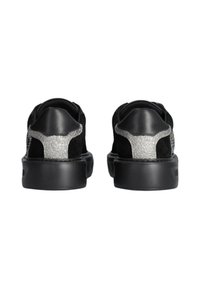 Sneaker neri con un accento argentato testurizzato sul tallone e materiale nero liscio. Presentano una punta arrotondata e una suola imbottita.