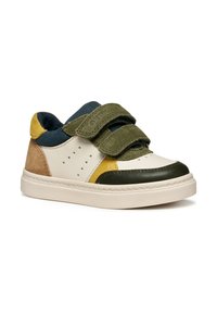 Velcro-remmar sneakers i beige läder med gröna, gula och bruna mockadetaljer. Har ett perforerat mönster och en beige gummisula.