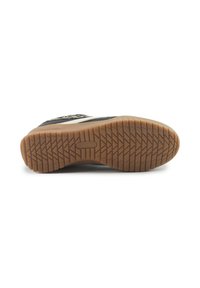 Adidași negri cu o talpă din cauciuc texturat. Prezintă un detaliu cu imprimeu de leopard și accente albe pe lateral. Profil plat și lat pentru stabilitate.