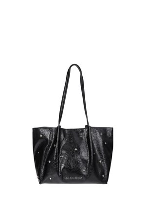 Sac cabas en cuir noir avec longues anses, décoré de petites étoiles et cœurs argentés, signé "Lola Casademunt" sur le devant.