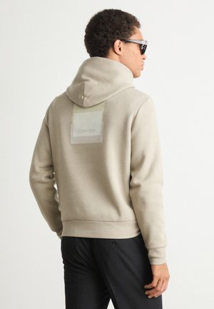 Calvin Klein STACKED COLOR BLOCK BACK HOODIE - Hoodie - vintage khaki