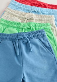 Pięć par szortów z elastycznym pasem i sznureczkami, ułożonych w stos, w kolorach koralowym, jasnoniebieskim, beżowym, zielonym i dżinsowym.