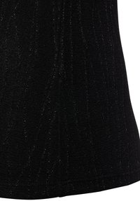 Schwarzer Stoff mit einer strukturierten Musterung, die subtile funkelnde Fäden aufweist. Das Design ist weich und dehnbar.