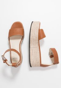 Vagabond Platform sandals - tan