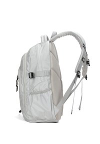 Sac à dos gris en matériau synthétique lisse, avec rembourrage en maille sur les bretelles, matériel ajustable et plusieurs compartiments de rangement.