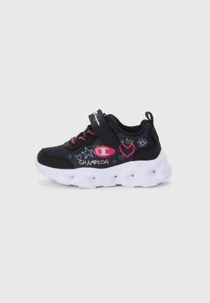 Chaussure de sport noire avec broderies colorées, présentant des cœurs et des étoiles. Elle a un dessus en maille, une sangle Velcro et une semelle blanche amortissante.