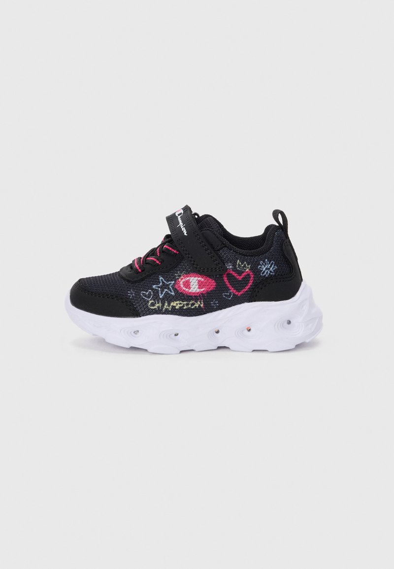 Chaussure de sport noire avec broderies colorées, présentant des cœurs et des étoiles. Elle a un dessus en maille, une sangle Velcro et une semelle blanche amortissante.