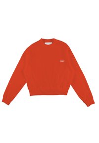 Czerwony sweter z prążkowanym splotem, okrągłym dekoltem i długimi rękawami. Charakteryzuje się krótszym krojem oraz niewielkim białym logo "PROSTO" na przodzie.