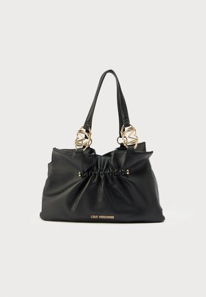 Czarna skórzana torebka z marszczonym detalem, złotym logo "LOVE MOSCHINO" u podstawy oraz złotymi ozdobnymi pierścieniami łączącymi paski na ramiona.