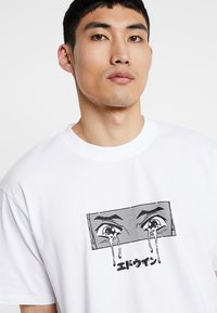 Edwin SAD - Apdrukāts T-krekls - white
