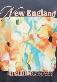 Κείμενο "Νέα Αγγλία Ακτή Ξενοδοχείο" πάνω σε αφηρημένο υδατογραφικό λουλουδένιο μοτίβο σε παστέλ πορτοκαλί, μπλε, κίτρινο και πράσινο σε σκούρο φόντο.