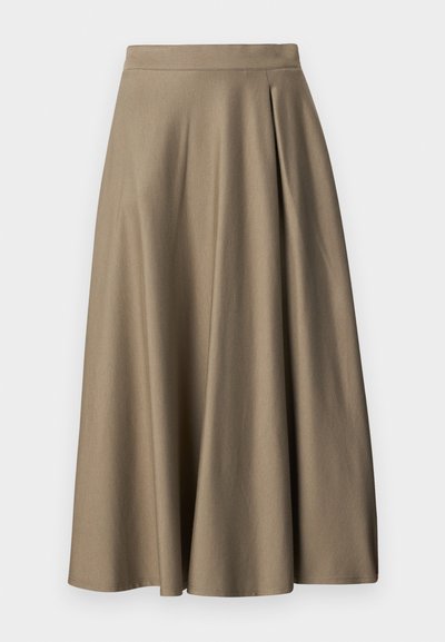Φούστα σε γραμμή Α μέχρι το γόνατο, σε μπεζ ύφασμα με εφαρμοστή μέση και διακριτικό πιέτα στη μία πλευρά, σε λευκό φόντο.