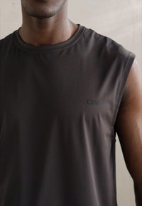 ICANIWILL STRIDE SLEEVELESS MEN - Top - charcoal