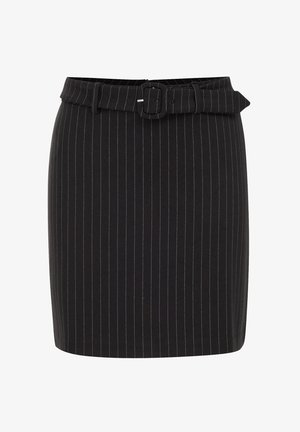 Juoda dryžuota pieštuko sijonas su atitinkančiu audinio diržu ir stačiakampiu sagtimi ties juosmeniu, pritaikyta forma, iki kelių ilgio.