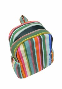 Mochila a rayas multicolores con franjas horizontales audaces en rojo, verde, azul y naranja; cuenta con dos bolsillos con cremallera y un asa en la parte superior.