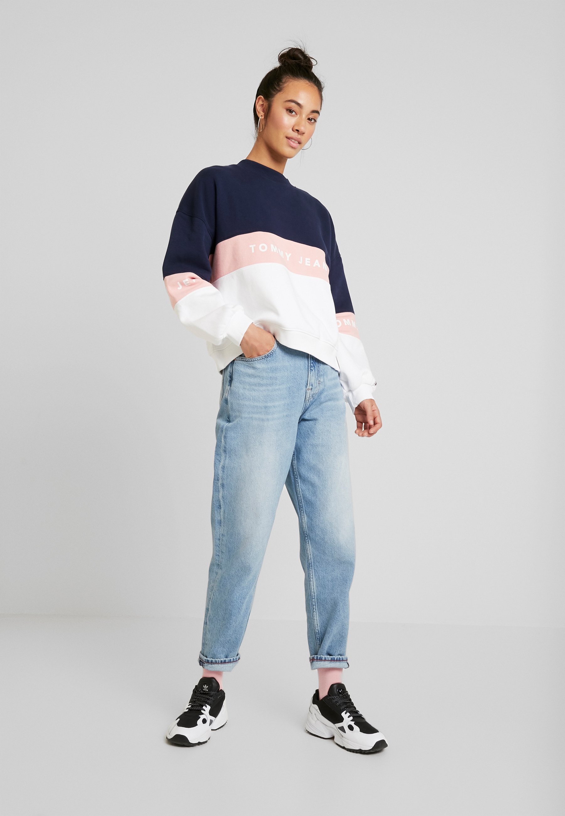 Tommy Jeans MOM HIGH RISE TAPERED - Jeans baggy - sunday light blue/carta  da zucchero - Zalando.it