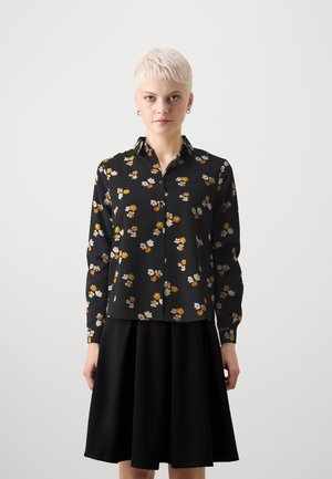Svart skjorte med lange ermer, med et blomsterdesign i oransje, hvitt og gult. Glatt tekstur med klassisk krage.