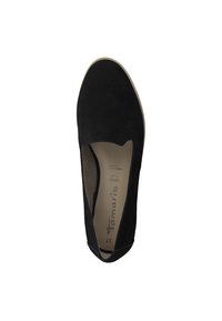 Chaussure noire en daim à enfiler, avec bout arrondi et semelle beige, vue de dessus, taille 37, avec le nom de la marque "Tamaris" à l'intérieur.