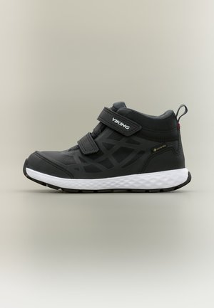 Czarny wysokogatunkowy sneaker marki Viking z dwoma rzemykami na rzepy, białą podeszwą, etykietą Gore-Tex i pętlą do ściągania na neutralnym tle.