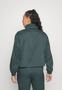 Girlfriend Collective HUMMINGBIRD HALF ZIP - Jachetă de vânt - moss