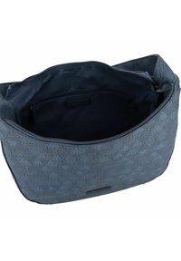 Sac en tissu matelassé bleu avec un motif en losange texturé, fermeture éclair sur le dessus et un intérieur sombre, comportant une poche intérieure.
