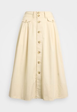 Gonna midi beige realizzata in tessuto leggero, con chiusura a bottoni frontale, due tasche anteriori e una forma svasata.