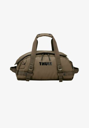 Sac de sport Thule marron avec doubles poignées supérieures, fermeture éclair frontale, poches latérales et bretelles réglables sur fond blanc.