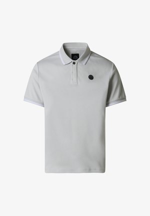 Polo de manga corta gris claro con una tapeta de dos botones, cuello y puños a rayas blancas, y un pequeño logotipo circular negro en el pecho.