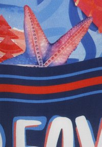 Baumwolltextil mit einem lebhaften blauen Hintergrund, roten Octopus-Armen und fettem Text mit roten und blauen Streifen.