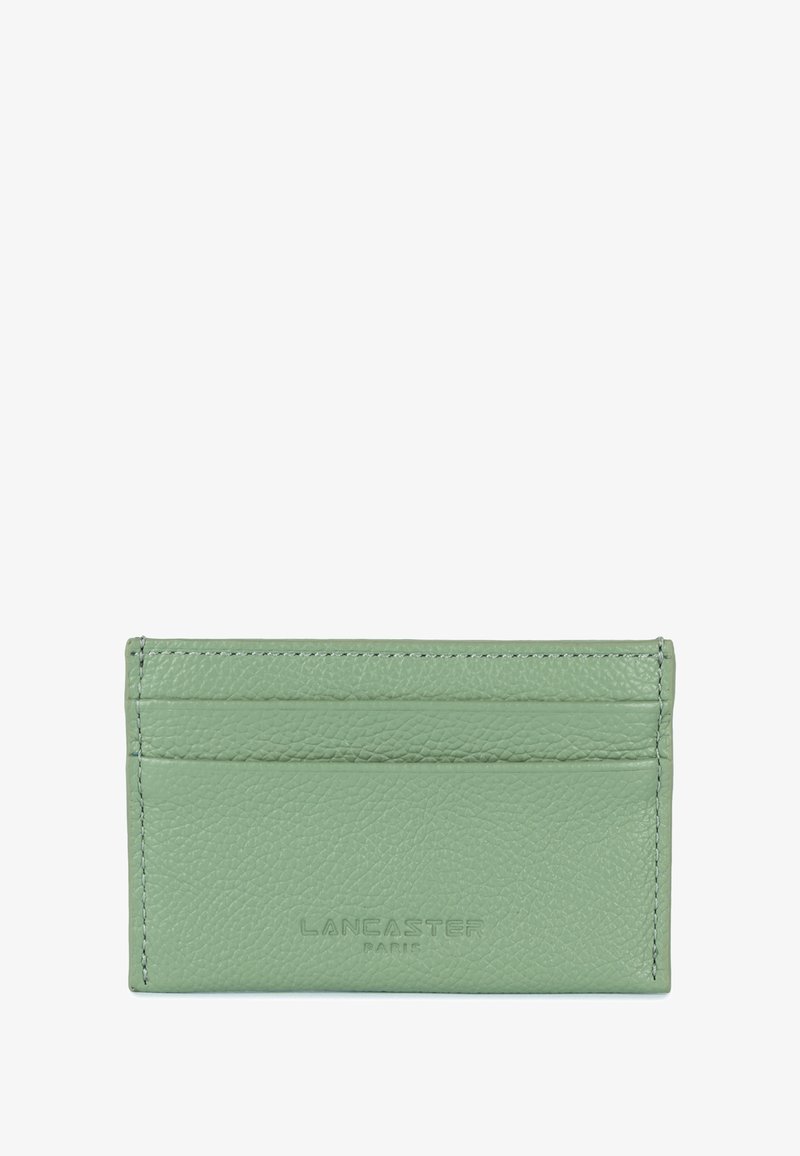 Groene leren kaarthouder met vier kaartsleuven, textuurafwerking en een reliëf logo "LANCASTER PARIS" aan de voorkant.