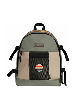 Groene en beige rugzak met een afgeronde vorm, een mesh vak aan de voorkant, een logo patch, verstelbare schouderbanden en een handvat aan de bovenkant om te dragen.