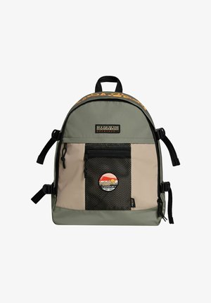 Groene en beige rugzak met een afgeronde vorm, een mesh vak aan de voorkant, een logo patch, verstelbare schouderbanden en een handvat aan de bovenkant om te dragen.