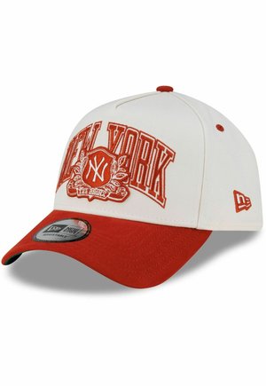 Casquette de baseball blanche et rouge avec "NEW YORK" et un logo de bouclier brodé en rouge à l'avant, avec une sangle réglable à l'arrière.